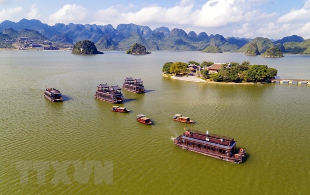 Du thuyền đưa khách tham quan hồ Tam Chúc. (Ảnh: Đại Nghĩa/TTXVN)