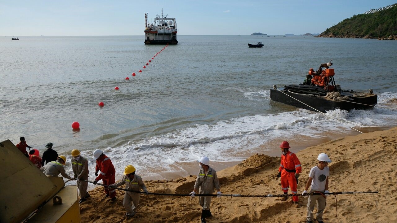 Kéo cáp quang biển SJC2 cập bờ biển tại Quy Nhơn.