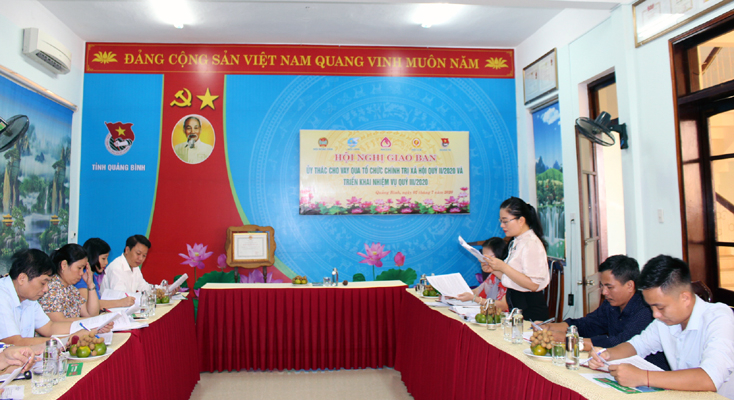 Đại diện lãnh đạo NHCSXH tỉnh báo cáo tình hình hoạt động ủy thác cho vay qua các tổ chức chính trị-xã hội quý II-2020.