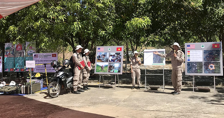 Cán bộ phụ trách dự án giới thiệu đội kỹ thuật và các phương pháp hoạt động khảo sát, rà phá bom mìn