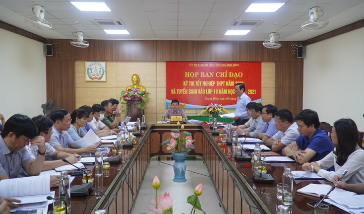Lãnh đạo Sở Giáo dục-Đào tạo báo cáo công tác chuẩn bị tuyển sinh vào lớp 10 năm học 2020-2021 với Ban Chỉ đạo. 