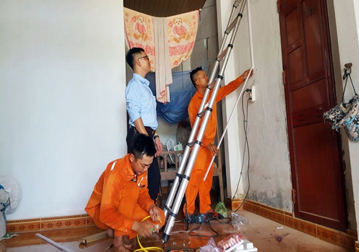 Công nhân tiến hành lắp mới hệ thống điện trong gia đình bà Hủy