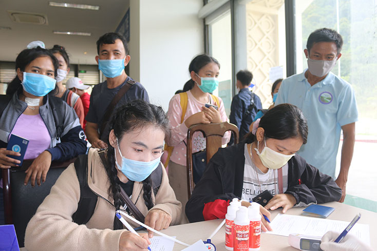 Sinh viên Lào thực hiện việc kê khai y tế theo quy định