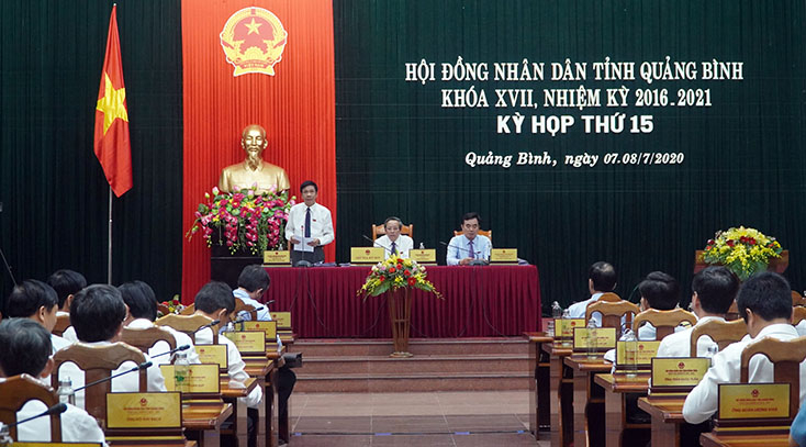 Các đồng chí trong Thường trực HĐND tỉnh điều hành phiên họp