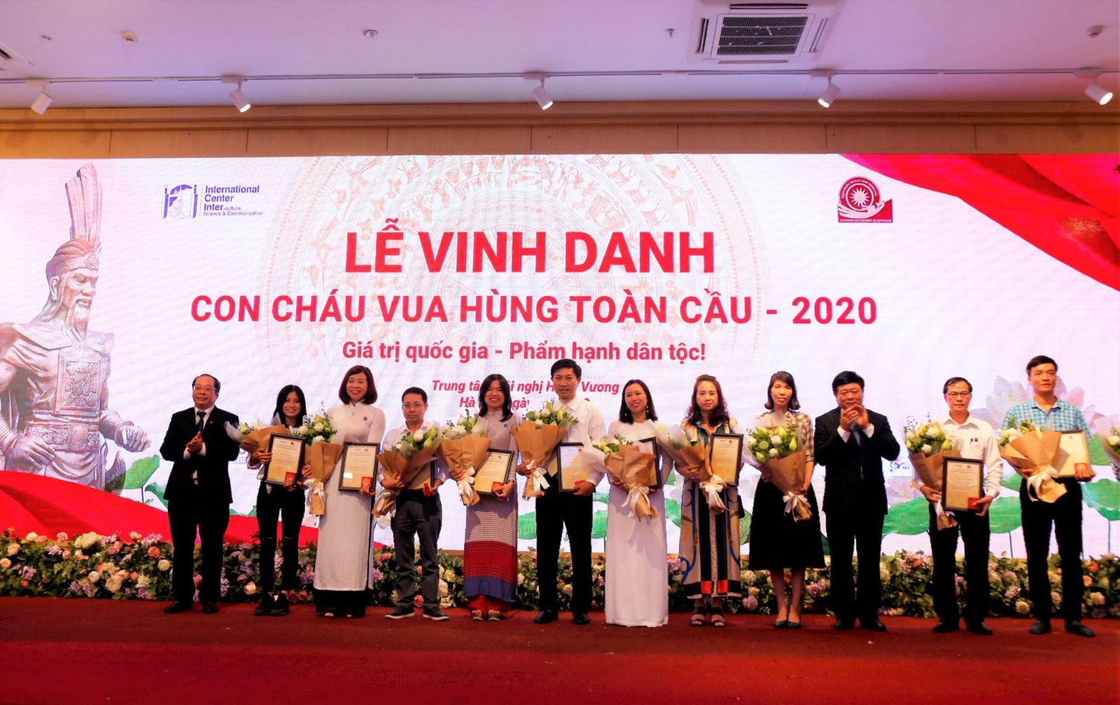  Vinh danh/Trao Huy chương Sứ giả cho 18 tập thể cơ quan báo chí, 18 cá nhân nhà báo đã hỗ trợ Dự án.