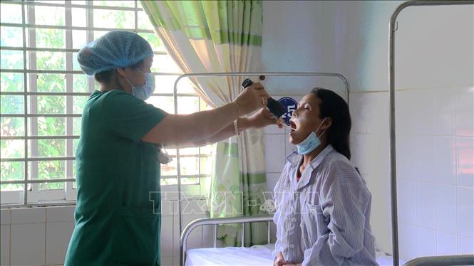 Tập trung điều trị cho bệnh nhân mắc bệnh bạch hầu. Ảnh: TTXVN