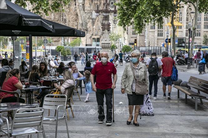 Cảnh nhộn nhịp tại một khu phố ở Barcelona, Tây Ban Nha. Ảnh: THX/TTXVN