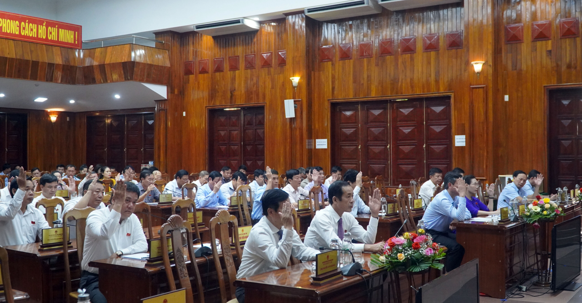 Các đại biểu biểu quyết thông qua nghị quyết   