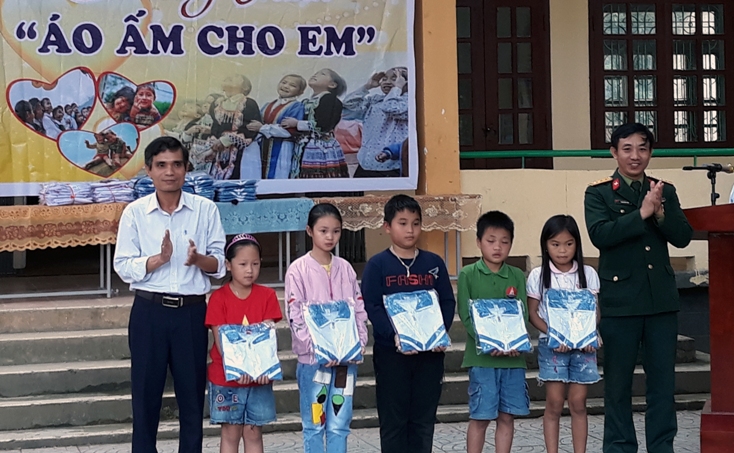  LLVT huyện Lệ Thủy đồng hành cùng địa phương trong các chương trình nhân đạo, từ thiện. 