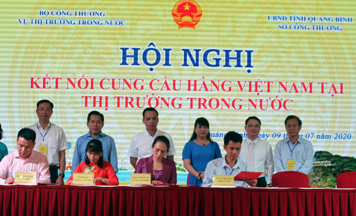 Các doanh nghiệp ký kết biên bản ghi nhớ kết nối mua bán các sản phẩm hàng hóa.