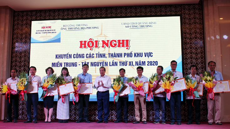 Thừa ủy quyền của Bộ trưởng Bộ Công thương, Thứ trưởng Bộ Công thương Cao Quốc Hưng trao Bằng khen cho các tập thể và cá nhân có thành tích xuất sắc trong công tác khuyến công.