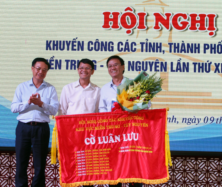 Đại diện lãnh đạo Cục Khuyến công địa phương và Sở Công thương Quảng Bình trao cờ cho đơn vị đăng cai hội nghị khuyến công các tỉnh, thành phố khu vực miền Trung-Tây Nguyên năm 2021.
