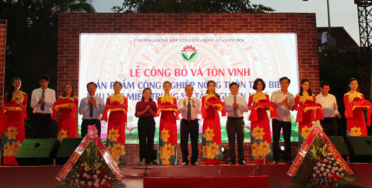 Các đại biểu cắt băng khai mạc hội chợ.
