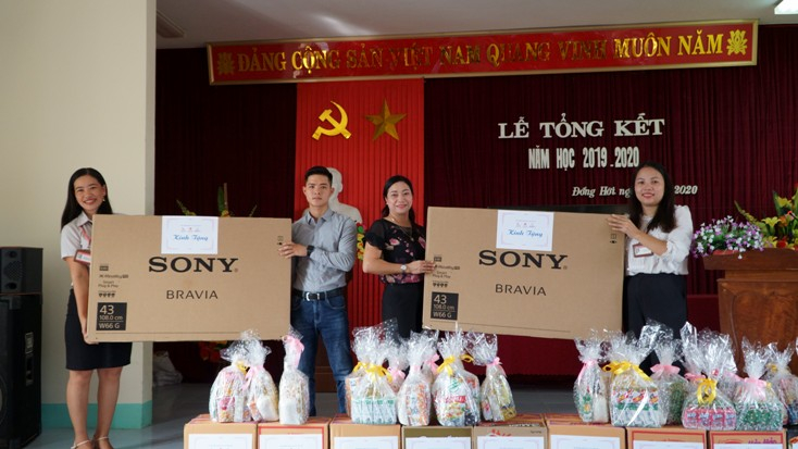 Trao 2 chiếc TV để hỗ trợ cho công tác dạy học. 