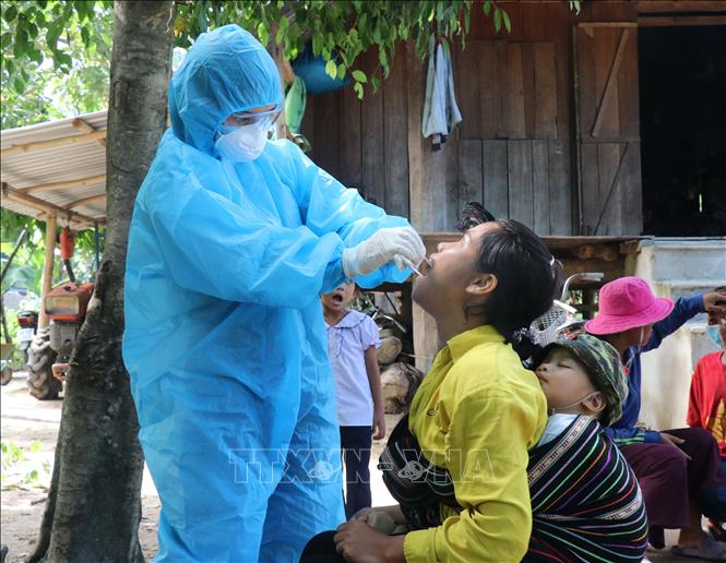 Khám cho người dân trong vùng có dịch bạch hầu. Ảnh: TTXVN