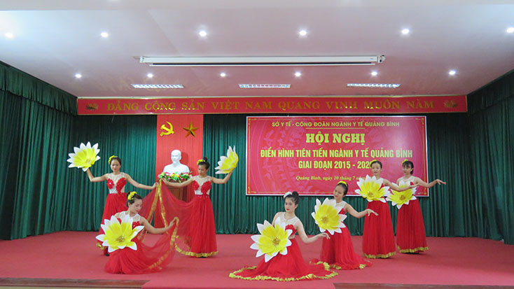 Một tiết mục văn nghệ chào mừng hội nghị