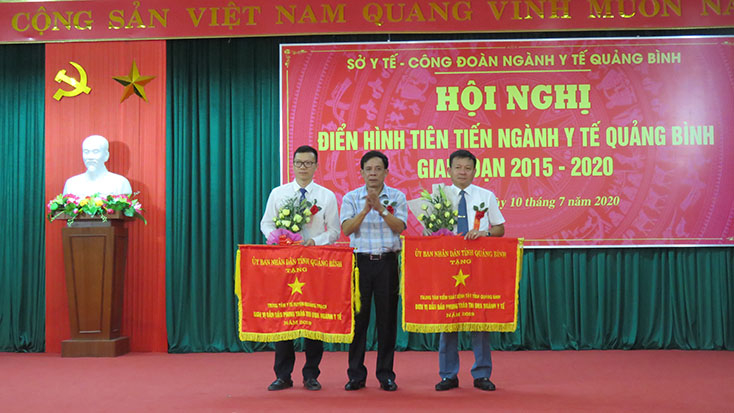 Hai tập thể xuất sắc được nhận Cờ thi đua của UBND tỉnh