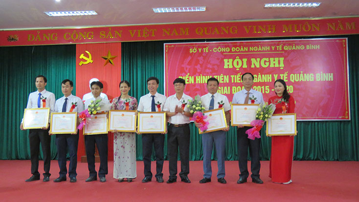 Các tập thể, cá nhân vinh dự được Chủ tịch UBND tỉnh tặng bằng khen