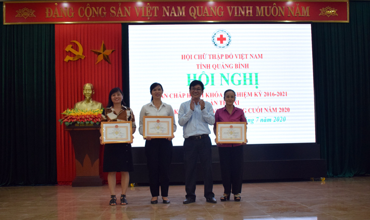 BCH Hội CTĐ tỉnh tặng giấy khen cho tập thể, cá nhân có thành tích xuất sắc trong “Tháng Nhân đạo” năm 2020.