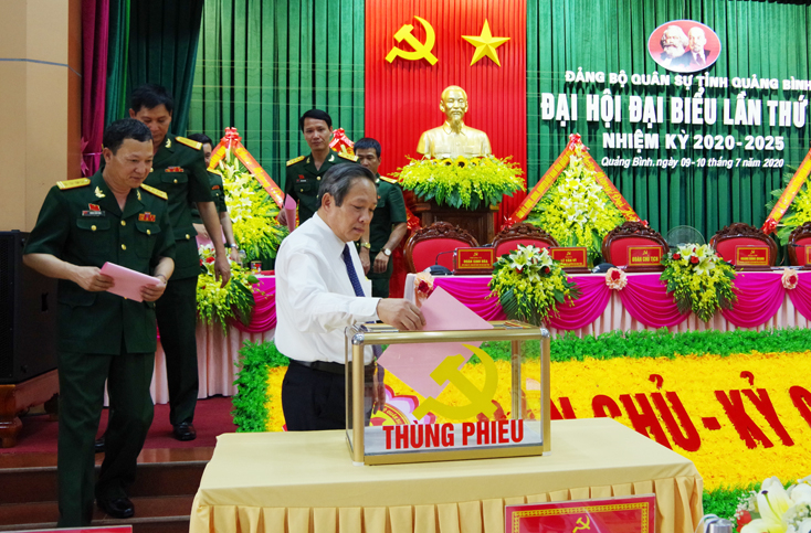 Các đại biểu bỏ phiếu bầu BCH Quân sự tỉnh khóa XV, nhiệm kỳ 2020-2025.