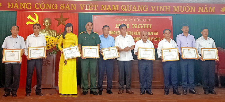 Đại diện lãnh đạo Thành ủy Đồng Hới tặng Giấy khen cho các tập thể có thành tích xuất sắc trong công tác kiểm tra, giám sát, thi hành kỷ luật đảng nhiệm kỳ 2015-2020.