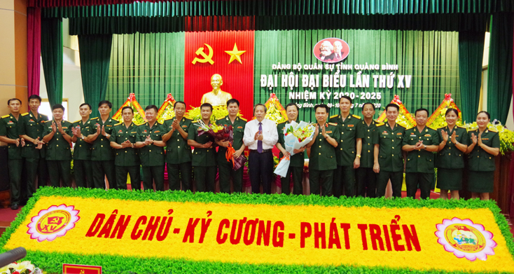 BCH Đảng bộ Quân sự tỉnh khóa XV, nhiệm kỳ 2020-2025, ra mắt nhận nhiệm vụ tại đại hội. 
