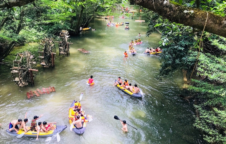  Sau khi mở cửa đón khách trở lại, nhiều điểm tham quan ở VQG Phong Nha- Kẻ Bàng thu hút khá đông khách du lịch.