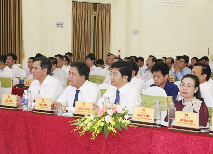 Các đồng chí lãnh đạo tỉnh tham dự hội nghị