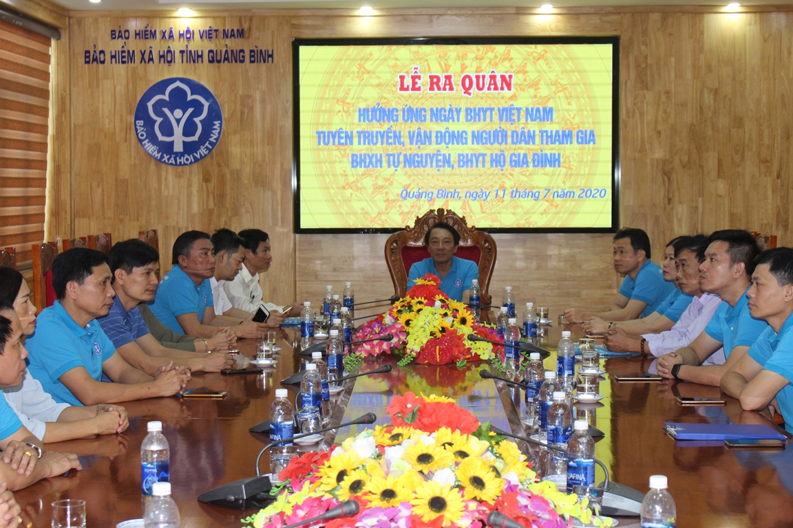 Các đại biểu tham dự lễ ra quân tuyên truyền, vận động người dân tham gia BHXH tự nguyện, BHYT hộ gia đình tại điểm cầu Quảng Bình.