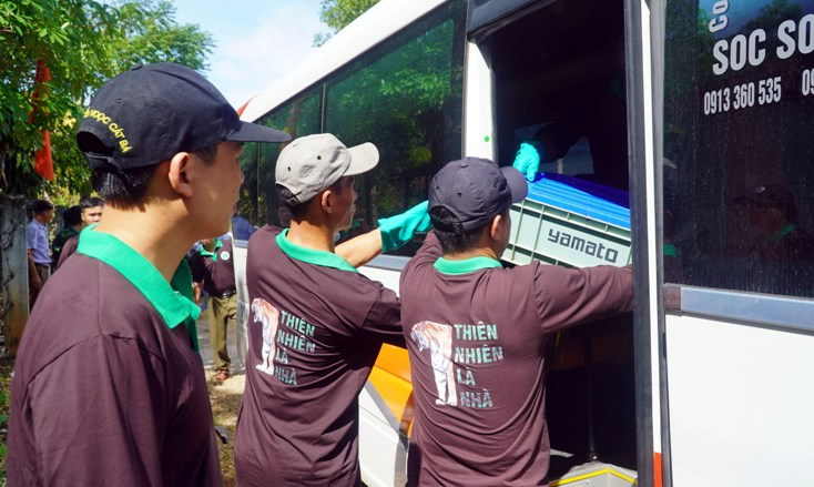  Nhân viên cứu hộ và động vật hoang dã trên cùng một chuyến xe 