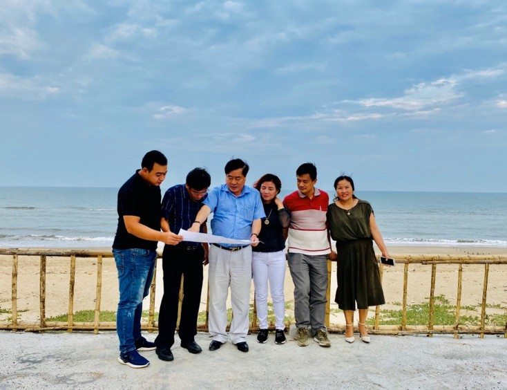   Nhà đầu tư về tìm hiểu dự án tại ven biển phường Quảng Thọ, thị xã Ba Đồn.