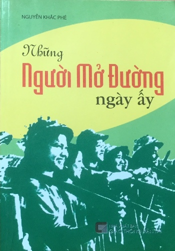 Bìa cuốn ký sự “Những người mở đường ngày ấy”