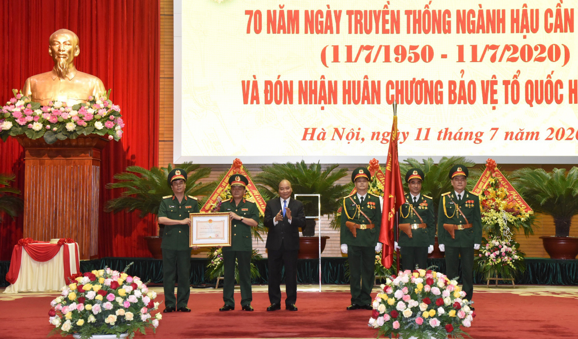 Thay mặt lãnh đạo Đảng, Nhà nước, Thủ tướng Nguyễn Xuân Phúc trao Huân chương Bảo vệ Tổ quốc hạng Nhất cho ngành Hậu cần Quân đội. - Ảnh: VGP/Quang Hiếu