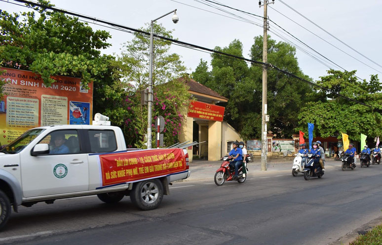 Đoàn diễu hành tuyên truyền hưởng ứng ngày Dân số thế giới (11-7) trên các trục đường chính trong TP. Đồng Hới.