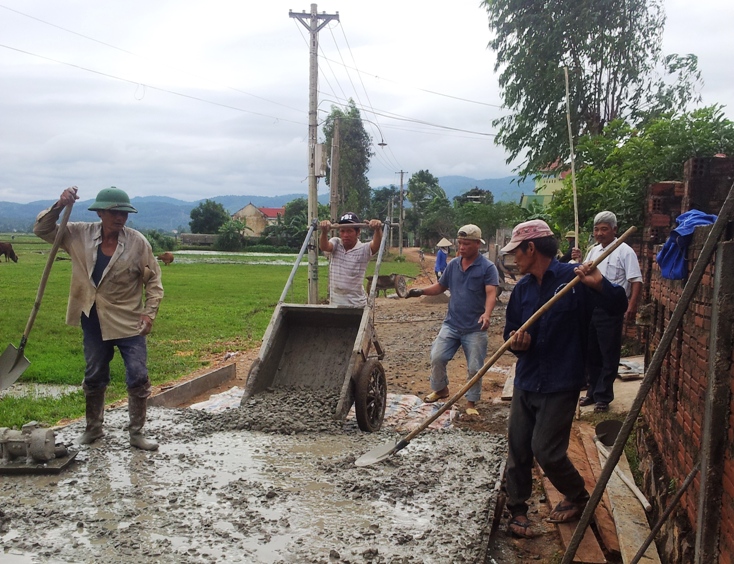  Nông dân tích cực tham gia phong trào xây dựng nông thôn mới.