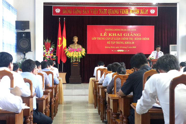Quang cảnh lễ khai giảng.