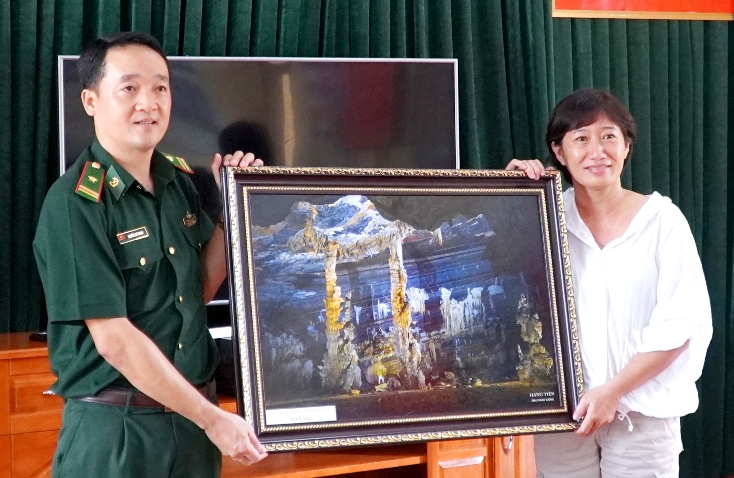 Đại diện lãnh đạo Hội VH-NT tỉnh trao tặng Đồn Biên phòng Cà Roòng bức ảnh nghệ thuật.