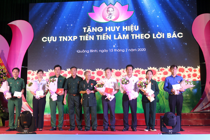 Ban tổ chức trao