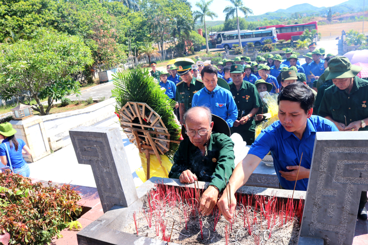 Hoạt động về nguồn, dâng hương tại nghĩa trang
