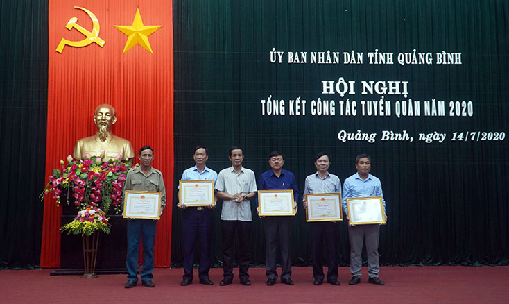 Đồng chí Chủ tịch UBND tỉnh trao Bằng khen cho 5 tập thể