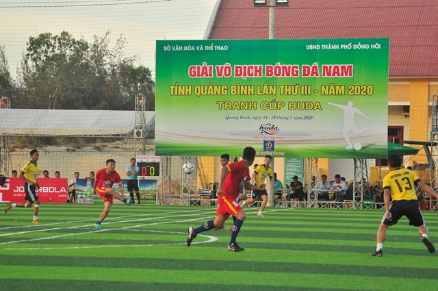 Sau lễ khai mạc, diễn ra các trận bóng đá hấp dẫn, lôi cuốn người xem.
