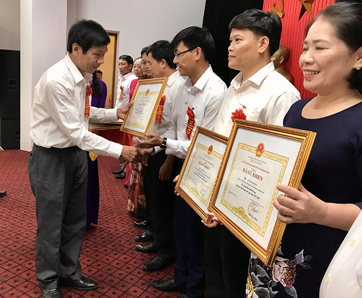Đồng chí Phó Chủ tịch Thường trực HĐND tỉnh Nguyễn Công Huấn trao bằng khen của Chủ tịch UBND tỉnh cho các cá nhân