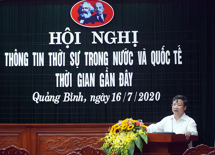 Đồng chí Trưởng ban Tuyên giáo Tỉnh ủy phổ biến tình hình thời sự cho các đồng chí nguyên cán bộ lãnh đạo chủ chốt của tỉnh
