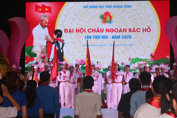 Chào cờ theo nghi thức Đội.