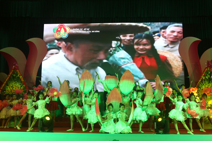 Văn nghệ chào mừng Đại hội.