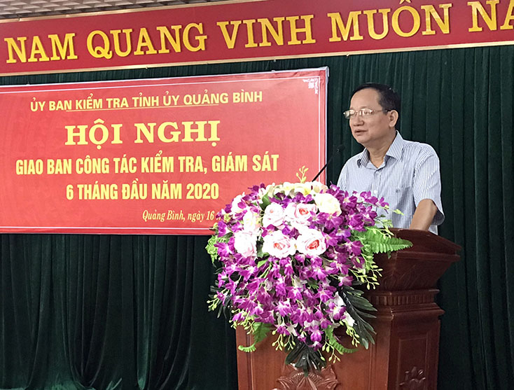 Đồng chí Chủ nhiệm UBKT Tỉnh ủy Đinh Công Hải phát biểu kết luận hội nghị