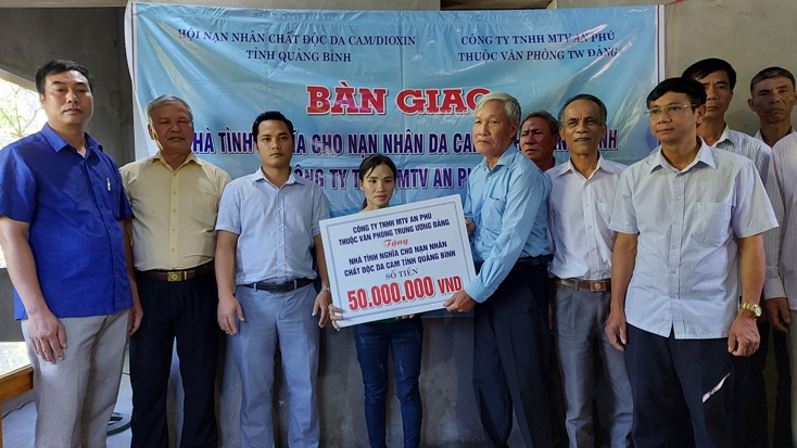 Đại diện Thường trực Hội Nạn nhân chất độc da cam/dioxin tỉnh trao hỗ trợ làm nhà cho gia đình chị Cao Thị Ánh 