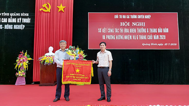 Trường Đại học Quảng Bình vinh dự được nhận cờ thi đua của UBND tỉnh