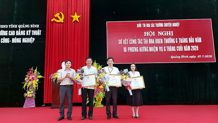 Các đơn có nhiều thành tích trong phong trào thi đua yêu nước được nhận bằng khen của Chủ tịch UBND tỉnh.