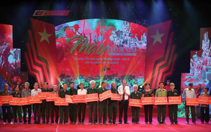  Trao quà tri ân tới các gia đình có công. Ảnh: THANH TÙNG 